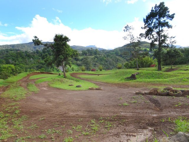 De courts lacets mènent à l'aire d'entraînement de moto-cross