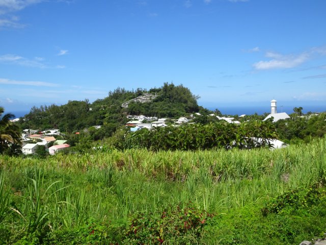 On retrouve le cimetière du Piton du Calvaire dominant le village de Petite Île