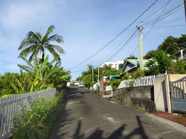 Pente régulière entre les habitations du Chemin du Calvaire