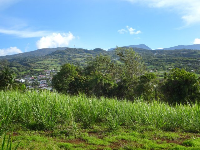 En s'élevant, les plus hauts sommets de l'île apparaissent