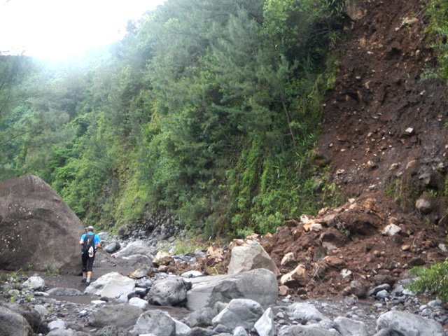 Un éboulis récent a terminé sa course dans un des lits de la rivière