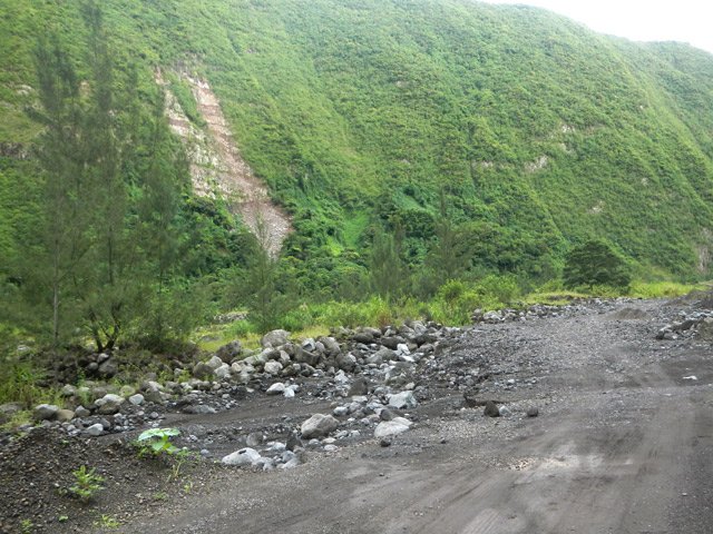 La piste tassée par les incessants passages des camions