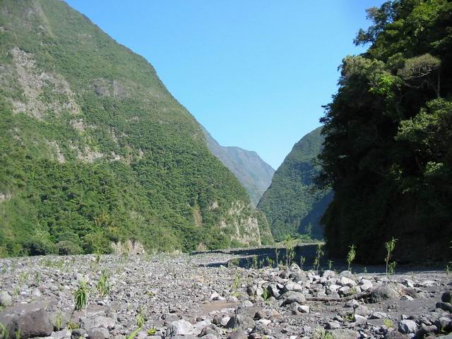 La pente est peu raide mais le sol rempli de galets