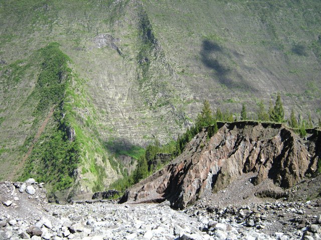 Le Barrage vu en remontant vers le Bras de Mahavel pour profiter du paysage