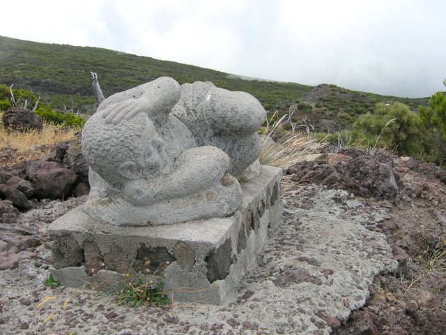 Une des sculptures de Gilbert Clain au sommet du Piton Rouge