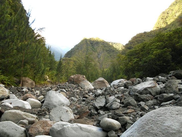 Les paysages changent peu, pas comme le fond de la rivière, couvert de gros rochers