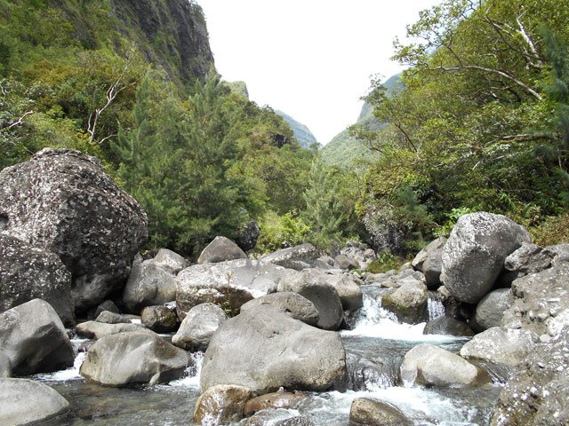 La vallée s'étrécit, le torrent court plus vite, les rochers grossissent
