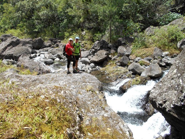Le torrent, de plus en plus fougueux offre de belles petites chutes