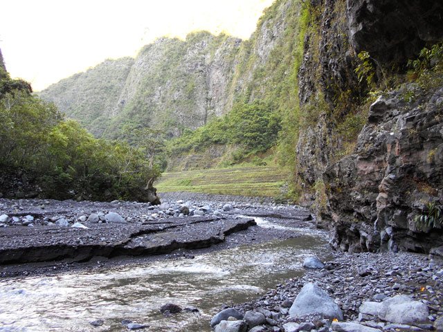 Arrivée à la colline de terre soutenue de fascines