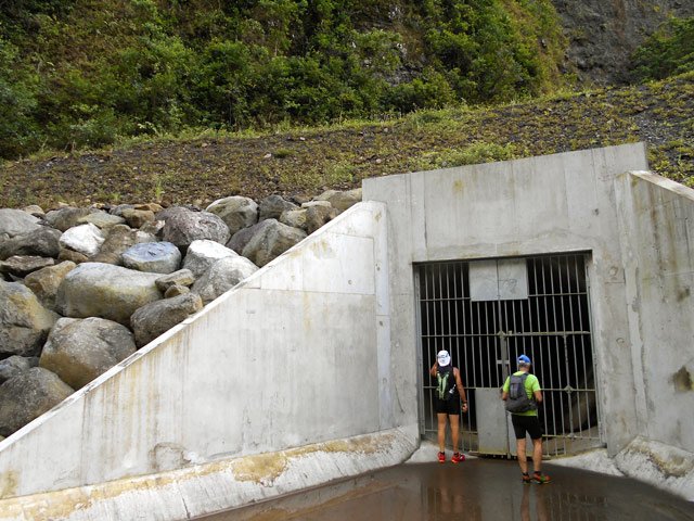 L'entrée du tunnel. Le sentier part immédiatement à droite
