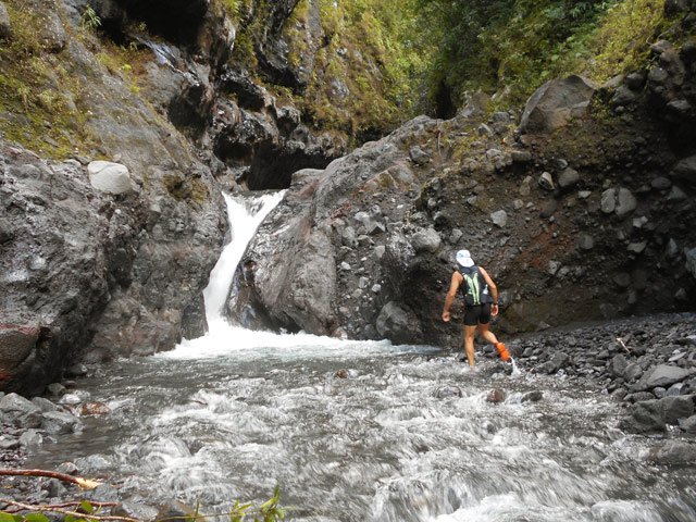 La cascade qui termine la partie familiale de la randonnée. Contournement à 10m (hors image)