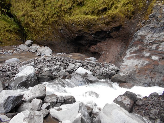 On voit jusqu'où l'eau, monte en rive gauche, par fortes pluies
