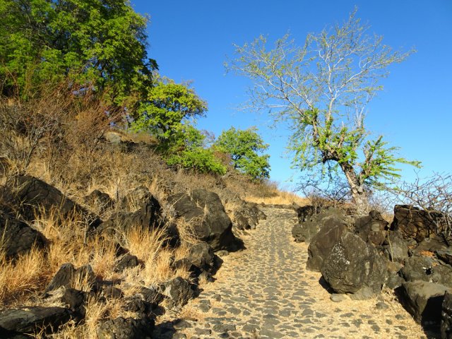 On trouve aussi des grosses roches laissées en place
