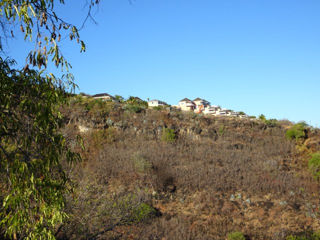 Les habitations de Crève Cœur de l'autre côté de la Ravine Divon