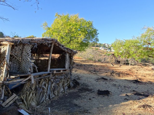 Un ancien petit bar rustique qui tombe en ruine