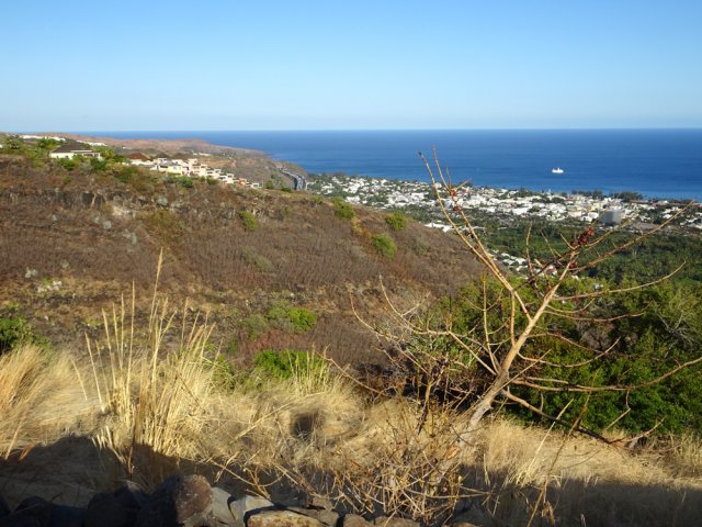 Saint-Paul et la tranchée couverte de la Route des Tamarins
