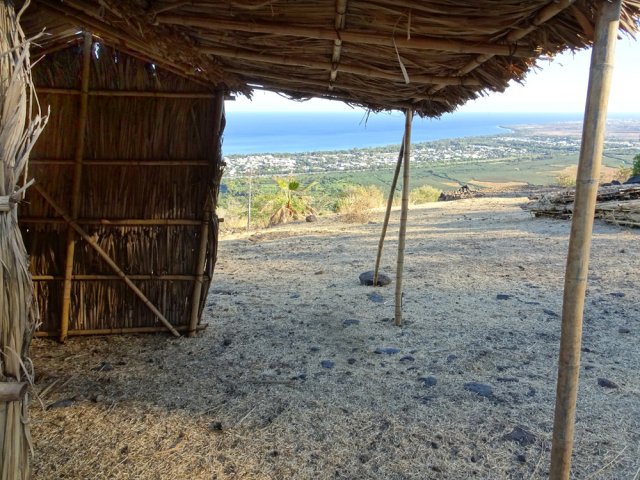 Un abri en bambou pour un pique-nique ombragé