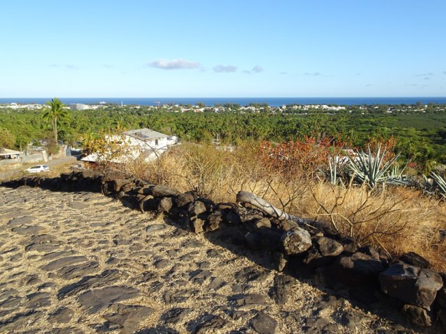 Le chemin est très bien délimité par des murets de pierres sèches