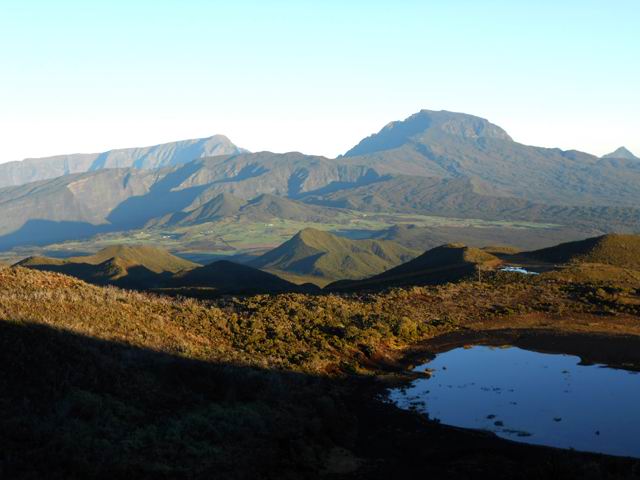 La Plaine des Cafres et le Piton des Neiges au lever du soleil depuis le Piton de Sable