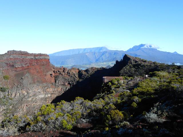 Le cratère Commerson, le plus profond des maars de la Réunion et son belvédère