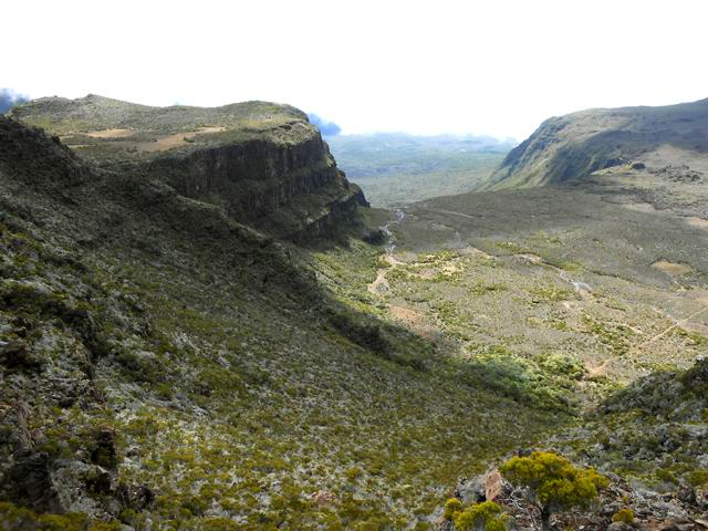 Le Plateau des Basaltes, la Plaine des Sables et le Fond de la Rivière de l'Est depuis le sentier