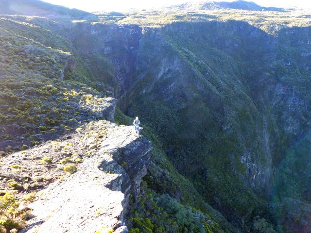 Grandes plaques de basaltes brisées au pied de la Pente Zézé