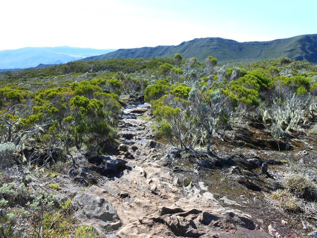 Le sentier plus caillouteux du Kerveguen en direction du Gîte de la Caverne Dufour