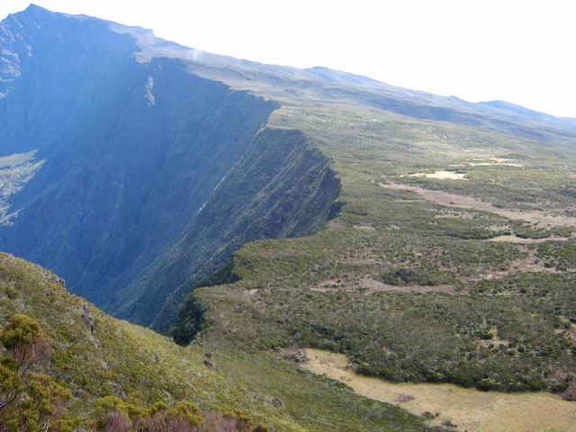 La descente vers le Plateau du Kerveguen. Au loin, le Piton des Neiges