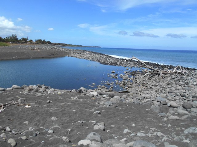 Il y a toujours des galets entre l'étang et l'océan pour débuter la randonnée