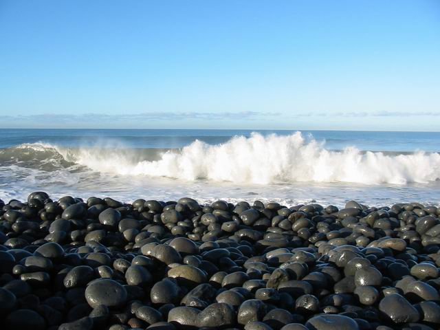 Le sentier suit longuement la plage de gros galets.