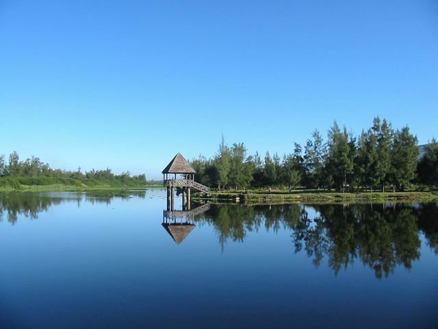 L'Etang du Gol et le mirador au-dessus de l'eau