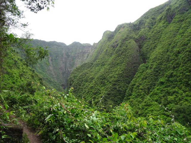 A mi-parcours, on aperçoit déjà la haute falaise