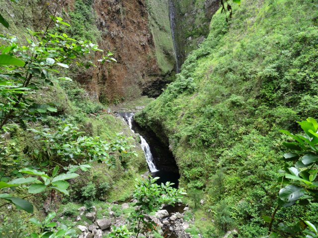 Depuis le dernier virage, point de vue sur les cascades et le bassin