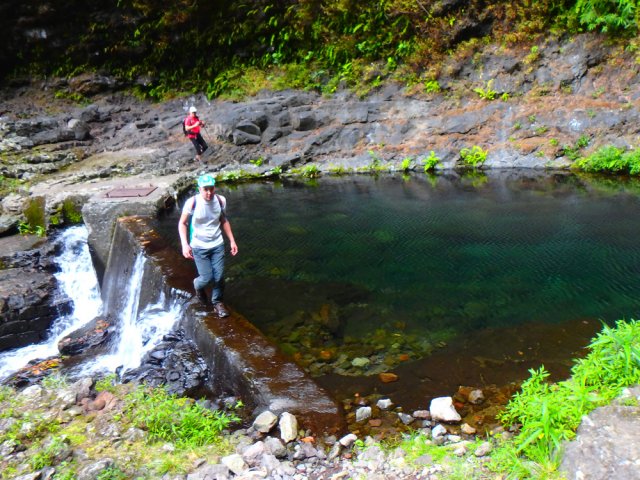 Le barrage est étroit et légèrement immergé