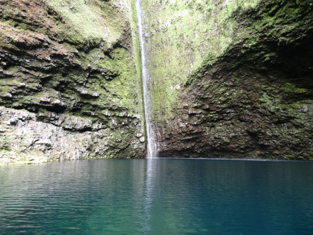 Le grand bassin aux eaux turquoise incitant à la baignade. Danger !