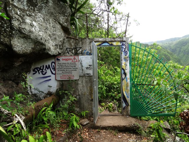 La troisième grille depuis la rue, ouverte, sinon infranchissable