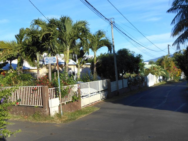 On longe la route en frôlant de beaux jardins verdoyants et fleuris