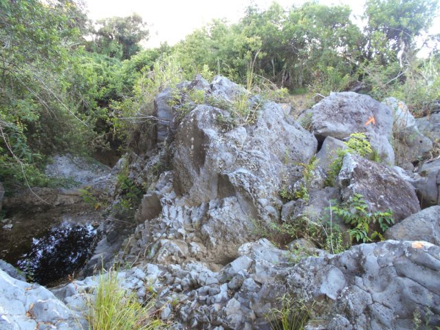 Suivre les flèches orange sur les rochers