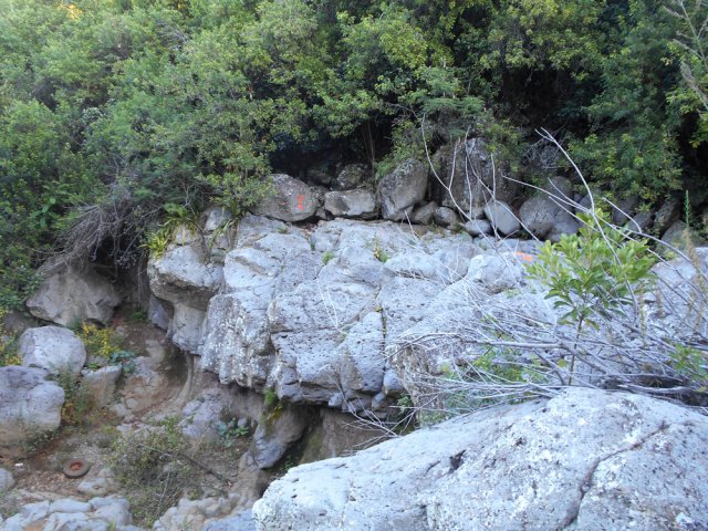 On longe le bord de la cascade pour suivre le sentier en rive droite