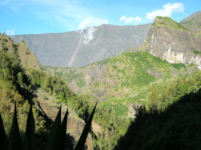 Le soleil est déjà plus haut quand on regarde le Pain de Sucre et le Grand Bénare