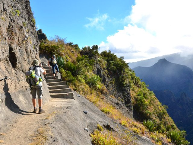 L'escalier de la Brèche, un peu vertigineux, début de la grimpée