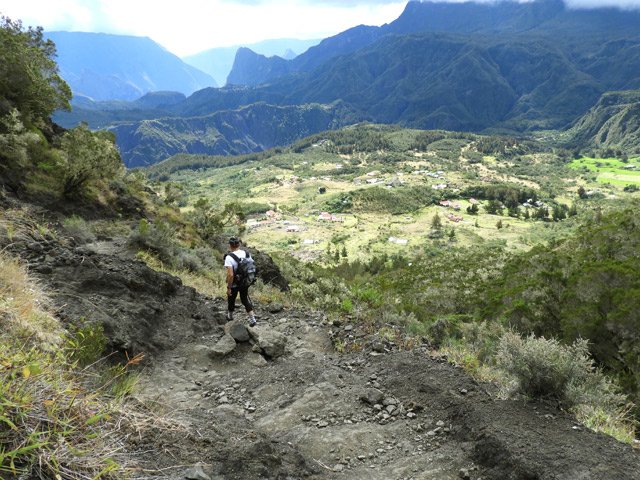 Descente dans la partie cendreuse du Taïbit vers Marla