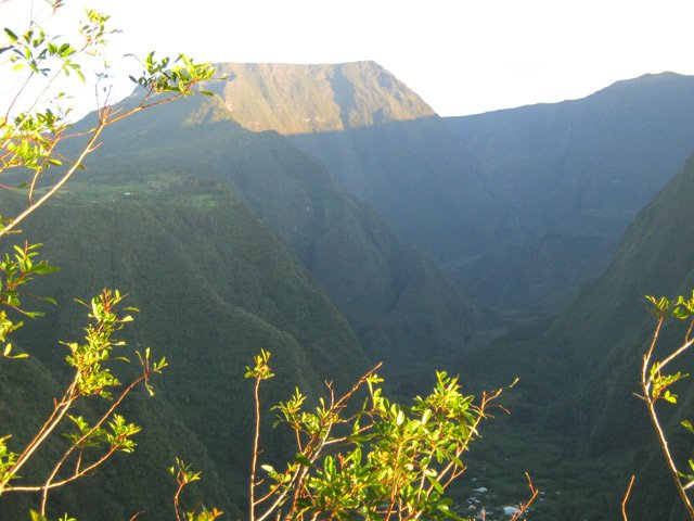 Vue sur le Morne Langevin. La vallée de Grand Galet encore pour longtemps dans l'ombre