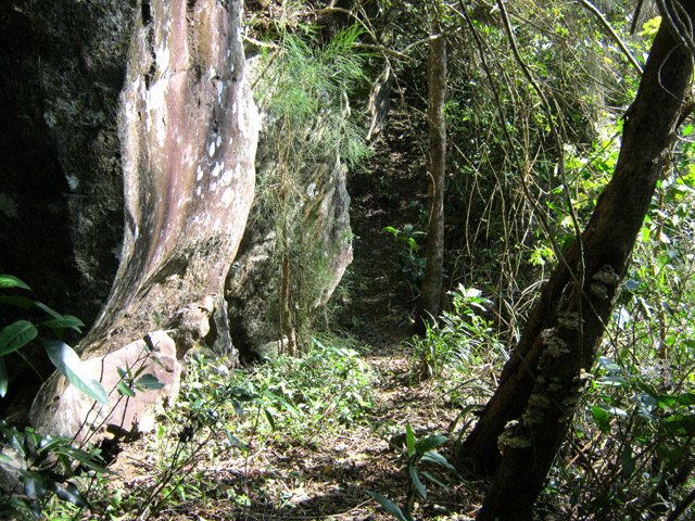 On passe près de petites falaises en fin de montée