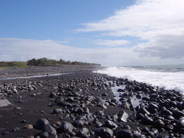 En certaines saisons, on peut traverser la Rivière du Mât à gué