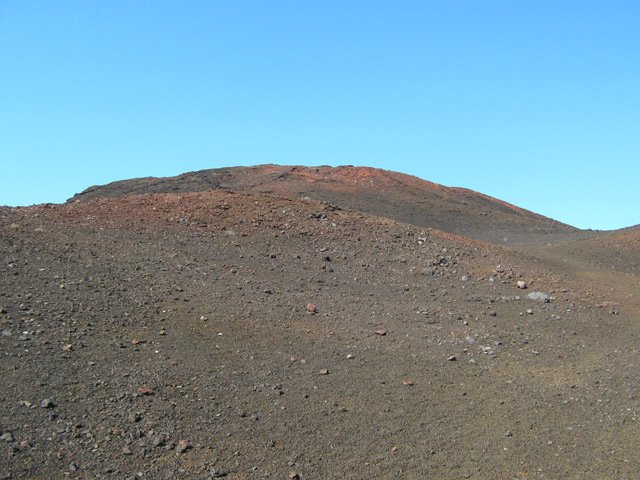Début de la montée. Le sol de lapilli est très caractéristique