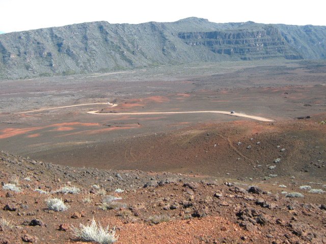 Les véhicules soulèvent la poussière par temps sec