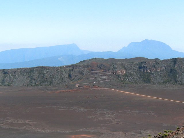 Le Piton des Neiges et le Grand Bénare derrière le Pas des Sables