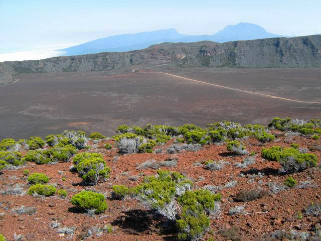 Du sommet, on domine la Plaine des sables et le Pas des Sables