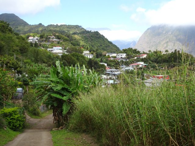 Début de la grimpette vers l'aire de décollage des parapentes